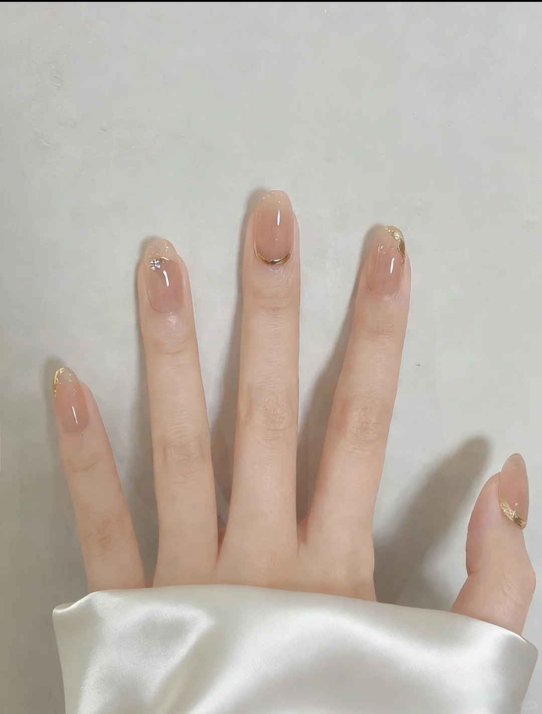 Fine Line Accent Nude — Minimalism With One Detail